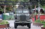Des militaires montent la garde dans un véhicule blindé pendant un couvre-feu imposé pour rétablir l'ordre à Katmandou, le 12 septembre 2025 au Népal
