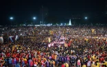 Une immense foule de fidèles catholiques entoure la statue de Jésus lors de la procession annuelle du "Nazaréen Noir" à Manille le 9 janvier 2019
