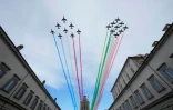 La patrouille de France et les Fllèches tricolores survolent la capitale italienne, le  26 novembre 2021