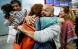 Des militants français, détenus et expulsés par Israël après l'interception de la flottille pour Gaza, retrouvent des proches à l'aéroport de Roissy-Charles-de-Gaulle, le 22 mai 2026 au nord de Paris