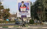 Un panneau électoral du guide suprême de la République islamique, l'ayatollah Ali Khamenei, à Qom, ville située au sud de Téhéran, le 20 février 2024