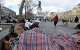 Ni tente ni abris, "ils sont 250 à 300 hommes", selon des bénévoles, à dormir sur des matelas posés au sol, sur la place