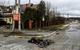 Une personne morte auprès de son vélo, à Boutcha, près de Kiev, le 2 avril 2022