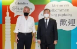 Photo diffusée le 14 août 2022 par le ministère taïwanais des Affaires étrangères, montrant le sénateur américain Ed Markey (à gauche) et le vice-ministre des Affaires étrangères Alexander Tah-ray Yui à l'aéroport de Taoyuan (Taïwan)