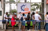 Des gens font la queue devant un centre de vaccination contre le Covid-19 le 30 juillet 2021 à Pointre-à-Pitre, en Guadeloupe