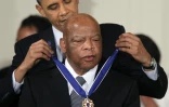 Le président américain Barack Obama remet à John Lewis la Médaille de la Liberté, la plus haute décoration civile des Etats-Unis, à Washington, le 15 février 2011