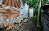 Un numéro d'identification peint sur les portes en tôle du bidonville de Majicavo, près de Koungou, avant son évacuation, le 21 avril 2023 à Mayotte