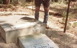 Un des tombes juives profanées au cimetière de Carpentras, le 11 mai 1990