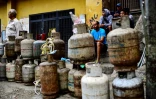 Des habitants attendent de pouvoir changer leurs bonbonnes de gaz dans le quartier de Las Minas, le 14 mars 21019 à Caracas