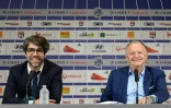 Le directeur sportif de Lyon, le Brésilien Juninho (g), et son président Jean-Michel Aulas, en conférence de presse à Decines-Charpieu, le 3 juillet 2019
