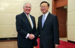 Le conseiller d'Etat chinois Yang Jiechi (d) et le secrétaire d'Etat américain Rex Tillerson, le 18 mars 2017 à Pékin