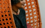L'auteure indienne Arundhati Roy lors d'un interview avec l'AFP à New Delhi le 8 décembre 2017