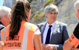 Le ministre de l'Agriculture Stéphane Le Foll avec des agents de contrôle phytosanitaire et vétérinaire le 29 juillet 2015 à Propriano en Corse