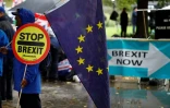 Un manifestant anti-Brexit porte un panneau et un drapeau européen devant le Parlement britannique à Londres, le 17 octobre 2019