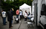 L'ONG Médecins du Monde propose des consultations devant un bâtiment squatté par des migrants le 19 novembre 2021 à Vitry-sur-Seine, près de Paris