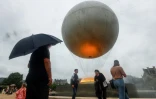Des visiteurs devant la vasque olympique aux allures de montgolfière posée dans le jardin des Tuileries, le 27 juillet 2024 à Paris