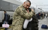 Un soldat embrasse sa femme sur le quai de la gare de Kramatorsk avant qu'elle remonte dans le train pour Kiev, le 29 octobre 2023 en Ukraine