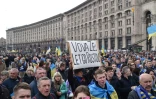 Des supporters de Petro Porochenko se préparent à assister au grand débat à Kiev, le 19 avril 2019, deux jours avant le second tour de l'élection présidentielle