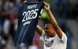 Kylian Mbappé avec un maillot floqué avec la date de la fin de son nouveau contrat, après l'officialisation de sa prolongation au Paris SG, le 21 mai 2022 au Parc de Princes à Paris