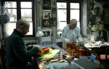 Joaquim et Antonio Capela travaillent ensemble dans l'atelier familial à Espinho au Portugal, le 15 février 2018