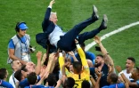 L'entraîneur des Bleus Didier Deschamps porté en triomphe par ses joueurs après leur titre de champion du monde devant la Croatie, le 15 juillet 2018 à Moscou