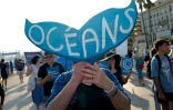 Un manifestant participe à la Marche Bleue sur la Promenade des Anglais avant la Conférence des Nations unies sur les océans, dans la ville de Nice, sur la Côte d'Azur, le 7 juin 2025