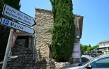 Un panneau indique la direction de la salle des fêtes à Goult, dans le Vaucluse, où deux personnes sont mortes et trois autres gravement blessées après des tirs lors d'un mariage, le 22 juin 2025 