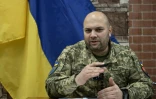 Le colonel Taras Maksimov, nouveau commandant de la 155e brigade mécanisée distincte des forces armées ukrainiennes, s'exprime lors d'une réunion avec des journalistes dans un lieu tenu secret dans la région de Donetsk le 6 janvier 2025