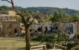 Cette photographie, prise le 24 août 2026, montre des toitures endommagées sur des bâtiments après le passage d'une tornade à Pomas, dans le sud-ouest de la France