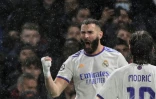 La joie de l'attaquant français du Real Madrid Karim Benzema après avoir ouvert le score contre Chelsea, lors du quart de finale aller de la Ligue des Champions, le 6 avril 2022 au Stade de Stamford Bridge