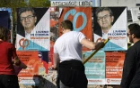 Des militants de "La France Insoumise" collent des affiches de leur candidat, Jean-Luc Mélenchon, le 7 avril à Rennes