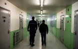 Un surveillant accompagne un prisonnier, le 27 novembre 2018 au centre pénitentaire de Bourg-en-Bresse