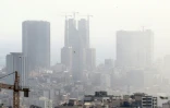 De la fumée persiste dans le ciel de Téhéran après une frappe israélienne le 18 juin 2025, au sixième jour des combats entre l'Iran et Israël