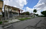 Des maisons sont fermées dans un quartier résidentiel de La Havane, le 1er octobre 2024