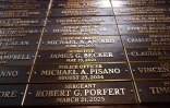 Détail du mur commémoratif du NYPD qui rend hommage aux policiers morts dans l'exercice de leurs fonctions le 11 septembre 2001 ou des suites attentats. Photo prise le 9 septembre 2026.