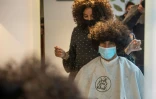 Sara Safwat, coiffeuse dans le premier salon d'Egypte à avoir embrassé le mouvement "cheveux naturels", au Caire, le 2 mars 2022