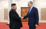 Photo diffusée le 20 octobre 2023 par l'agence nord-coréenne Kcna du dirigeant nord-coréen Kim Jong Un lors d'une rencontre avec le ministre russe des Affaires étrangères Sergueï Lavrov à Pyongyang, le 19 octobre 2023