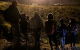 Un groupe de migrants originaires d'Amérique centrale photographiés la nuit du 31 décembre 2018 à la frontière américano-mexicaine à Tijuana.