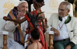 Le pape François salue des jeunes en tenue traditionnelle sous le regard du président du Timor oriental, José Ramos-Horta, lors d'une cérémonie de bienvenue au palais présidentiel de Dili, le 9 septembre 2024