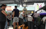 Des voyageurs font la queue dans la zone d'enregistrement, le 28 février 2019 à Bangkok