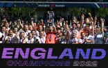 La joie des Anglaises, après avoir remporté le Grand Chelem en battant la France, 24-12, lors du Tournoi des Six nations, le 30 avril 2022 à Bayonne