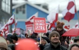 Des manifestants avec des drapeaux du Groenland contre les plans du président américain Donald Trump de prendre le contrôle du territoire danois, à Nuuk au Groenland, le 17 janvier 2026