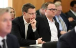 Deux dirigeants de Megaupload Mathias Ortmann et Bram van der Kolk le 24 septembre 2015 au tribunal à Auckland