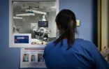 Le personnel soignant surveille une unité Covid-19 à l'hôpital  Robert Boulin, à Libourne le 6 novembre 2020
