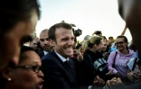 Le président Emmanuel Macron rencontre des touristes français à Lisbonne au Portugal, le 27 juillet 2018