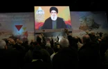 Des personnes visionnent un discours du chef du Hezbollah, Hassan Nasrallah, le 3 janvier 2024 à Beyrouth