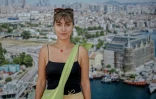 La sociologue Ayça Yüksel devant une affiche montrant la gare de Haydarpasa à Istanbul, le 22 août 2025 en Turquie