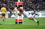 Le centre de l'équipe de France Wesley Fofana s'apprête à marquer un essai face à l'Australie en test-match au Stade de France, le 19 novembre 2016