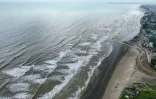Vue aérienne de la plage de Cox's Bazar, longue de 120 km, dans le sud-est du Bangladesh, le 23 juin 2026
