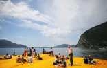 Des touristes font une pause sur les cubes flottants de Christo, sur le lac Iseo en Italie, le 18 juin 2016
